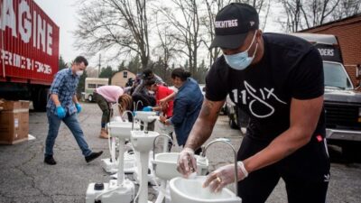 Rapero Cristiano entregó lavamanos a indigentes en Atlanta