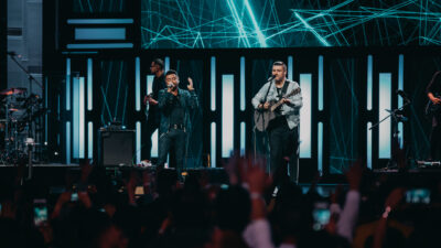 Coalo Zamorano presenta versión en vivo de «Nuestro Salvador», acompañado de Alex Campos