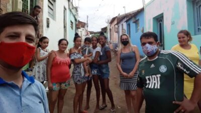 Christian quedó varado en Brasil por la pandemia y hoy asiste a familias de las favelas