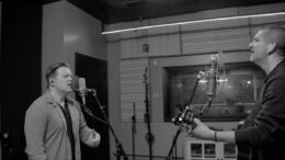 Coalo Zamorano y Leeland lanzan versión acústica de «Donde tú estás»