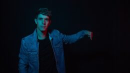 Kike Pavón lanzó el tema «Cómo dejarte», anticipando el estreno de su nuevo álbum