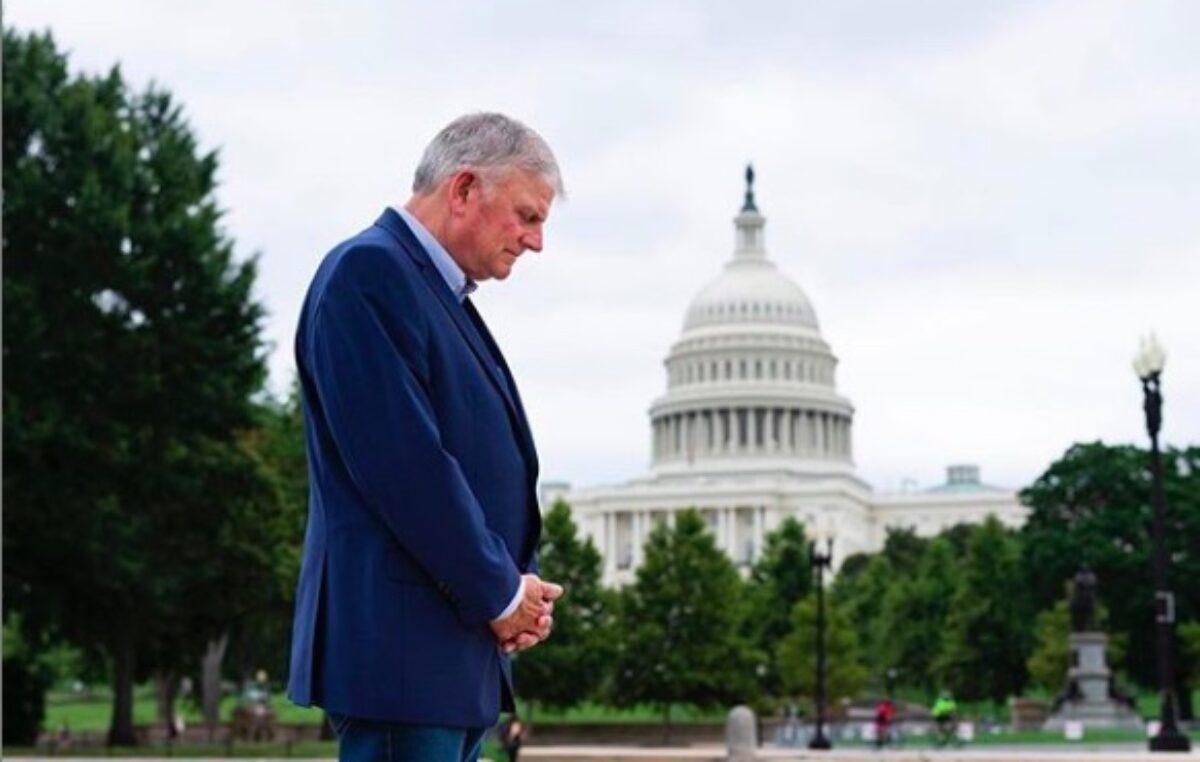 Franklin Graham reunió a más de 100 mil personas en evento de oración por EE.UU