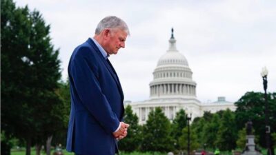 Franklin Graham reunió a más de 100 mil personas en evento de oración por EE.UU