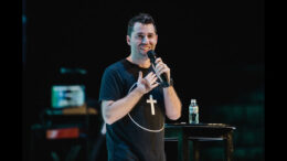 Con Toni Romero como invitado, Camino de Vida Música canta «Levántate y resplandece»