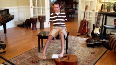 Hombre sin brazos sorprende a millones al tocar música de adoración con los pies.