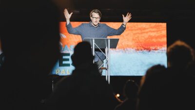 Más de 2.000 personas se convierten a Cristo en festival dirigido por el hijo de Luis Palau