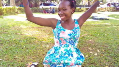 Una joven con discapacidad física evangeliza en Internet e inspira a millones en Uganda