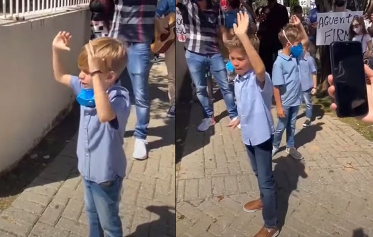 Niños claman frente a un hospital por pacientes con Covid-19