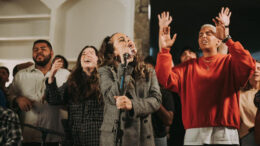 Maverick City Causa Revuelo Con Su Primer Proyecto En Español, «Como En El Cielo»