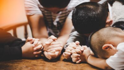 El altar familiar como forma de adorar a Dios en familia