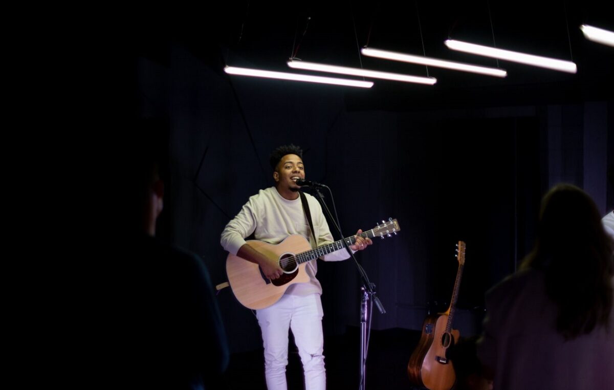 El nuevo tema musical de Jan Earle en el que participa Marcos Brunet