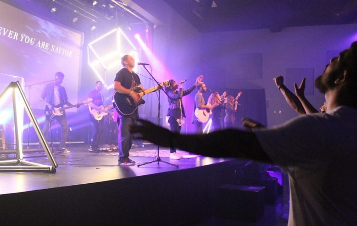 Miles de personas aceptan a Cristo en una gira de conciertos evangelísticos en EE.UU