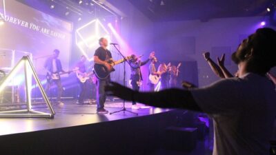 Miles de personas aceptan a Cristo en una gira de conciertos evangelísticos en EE.UU