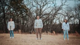 Coalo Zamorano interpreta junto a sus hijas el nuevo sencillo, «Estar contigo»