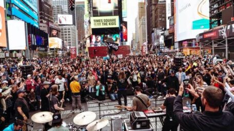 Nueva York | Cinco mil personas adoran a Dios en Times Square