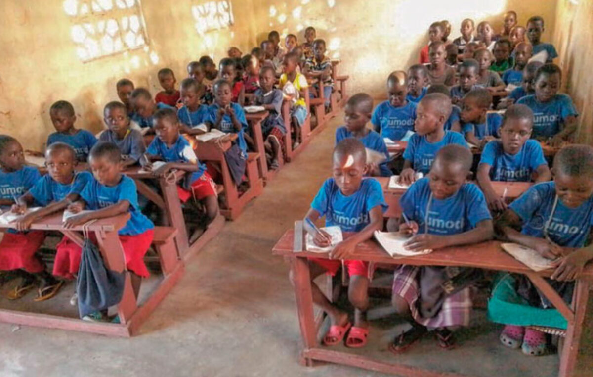 Una escuela cristiana enseña a leer a niños usando la Biblia