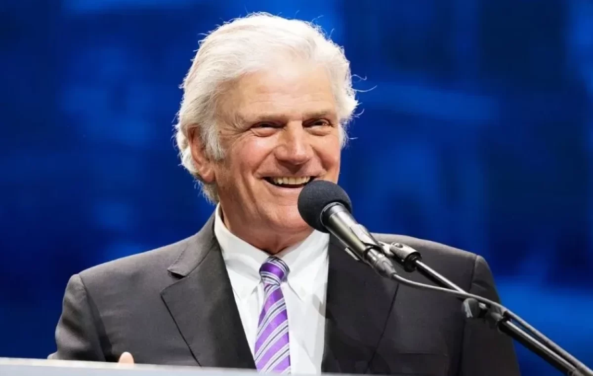 Franklin Graham se Prepara para un Evento Evangelístico