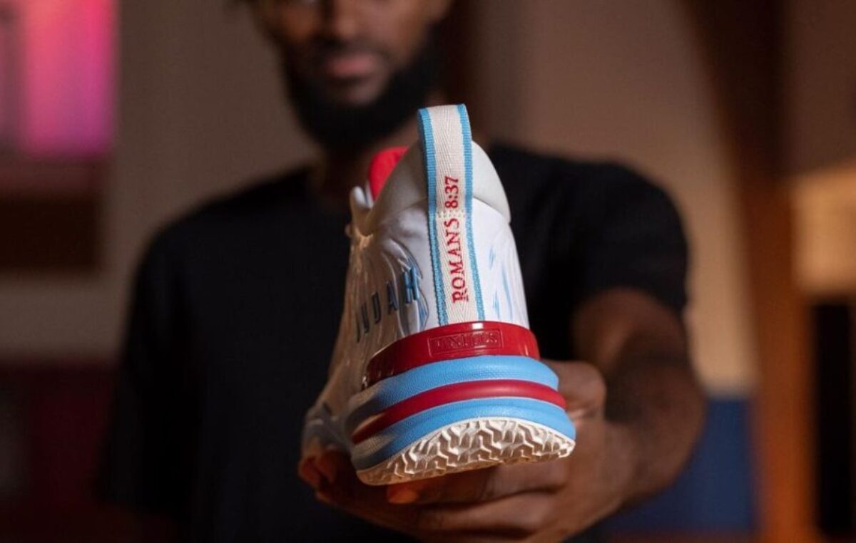 Revolución en el mundo deportivo: lanzan zapatillas con versículos bíblicos