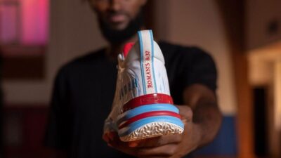 Revolución en el mundo deportivo: lanzan zapatillas con versículos bíblicos